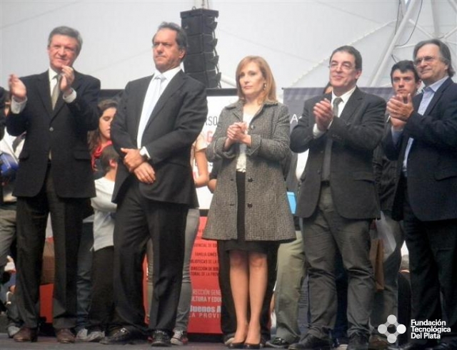El gobernador Daniel Scioli, junto al Presidente de la Comisión de Investigaciones Científicas, Ing. Carlos Gianella. 25